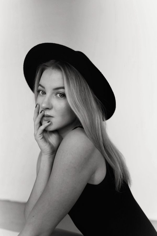 Black and white portrait with a hat