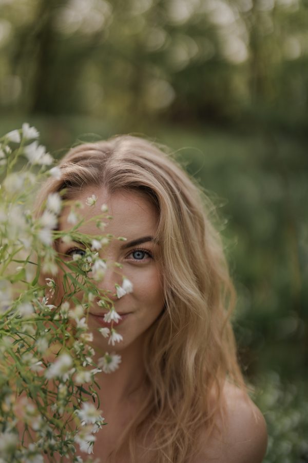 Close portrait among white flowers