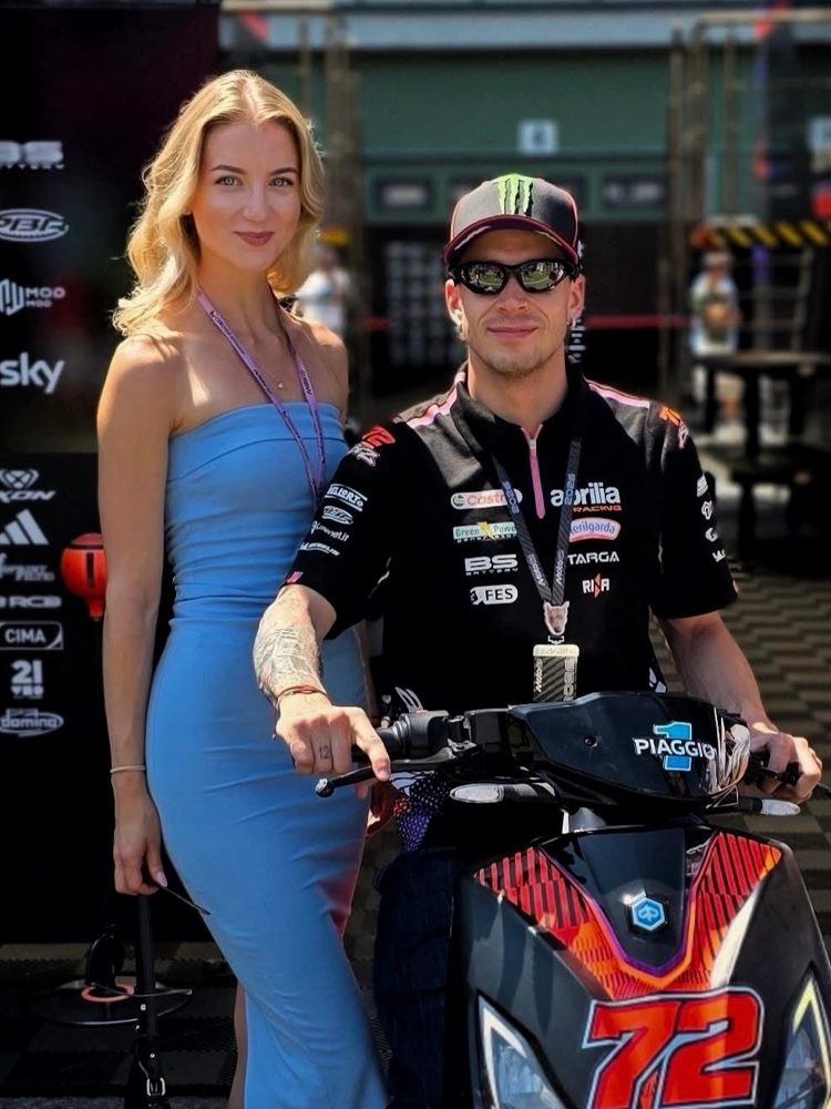 Šárka s jezdcem Aprilia Racing na MotoGP v Brně