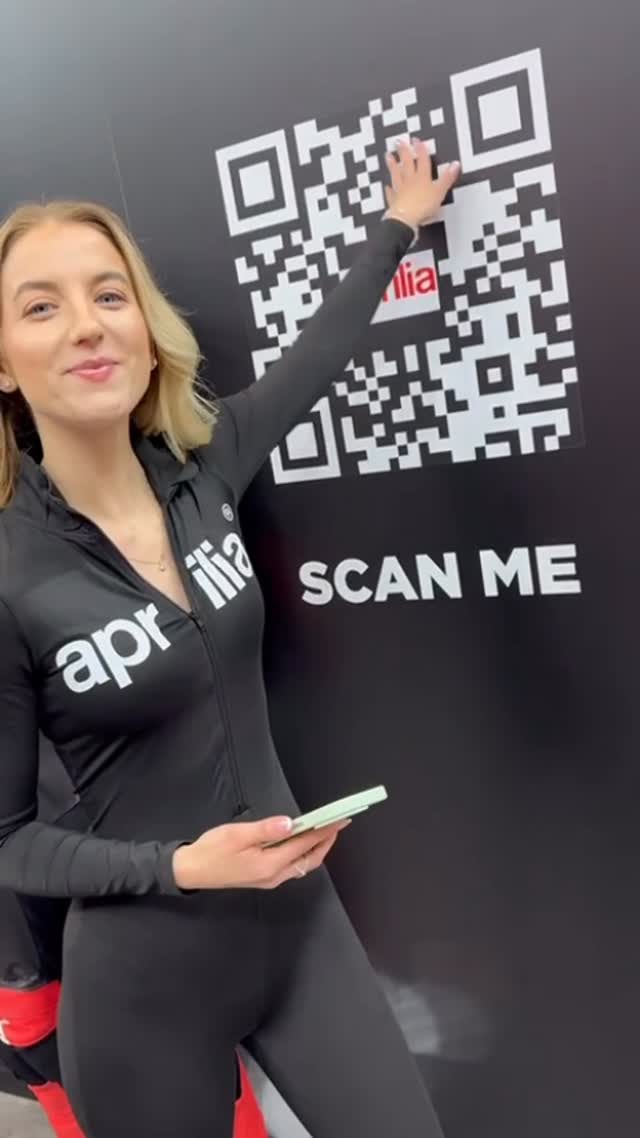 Šárka u QR kódu Aprilia, reel na Instagramu